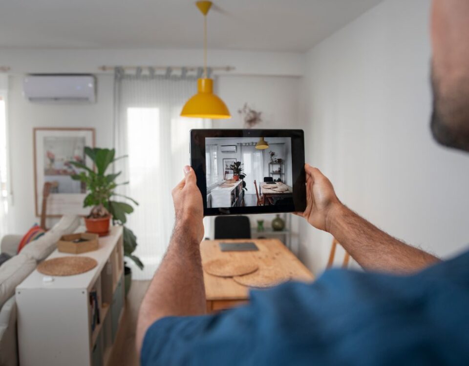 homem realizando Integração de Sistemas de Segurança