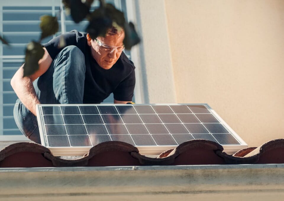 instalação de placa de energia solar em casa