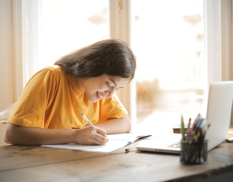 pessoa feliz em seus Ambientes de Estudo