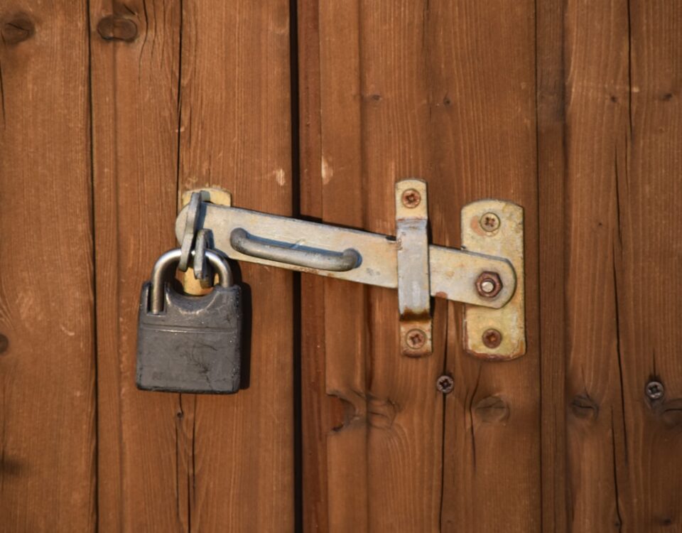 Como proteger sua casa durante férias prolongadas