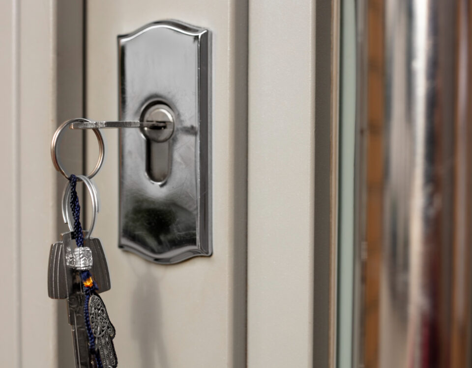 Como manter a casa segura durante viagens prolongadas