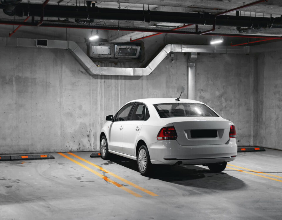 Seguro auto cobre danos dentro da garagem?