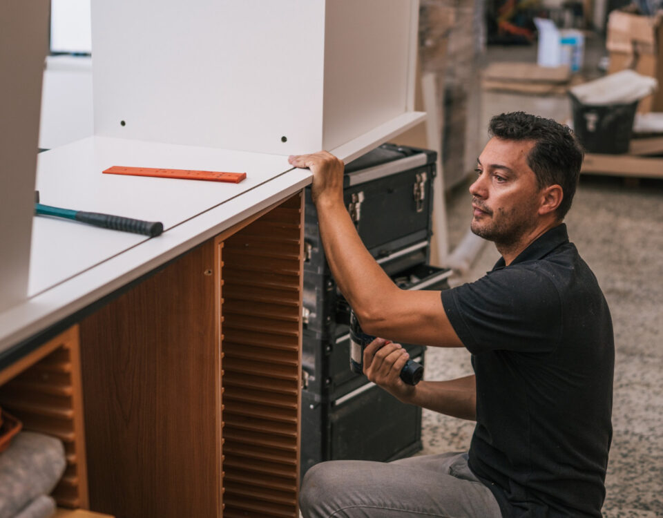 Montagem correta de móveis e segurança dentro de casa