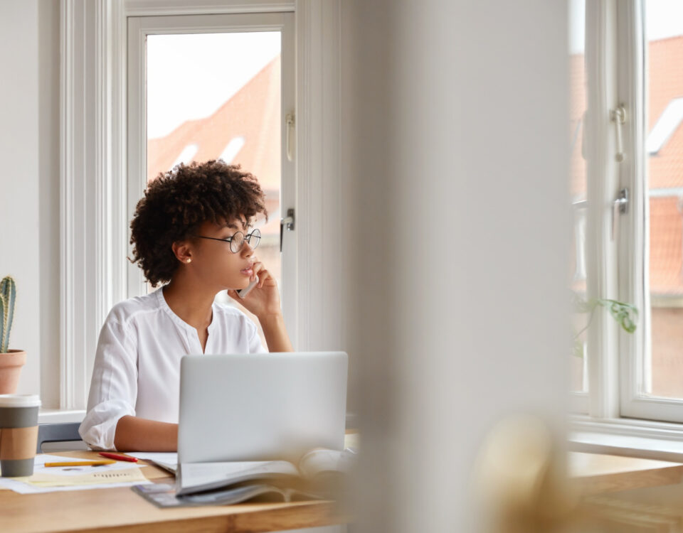 Home office inteligente: ergonomia, silêncio e privacidade