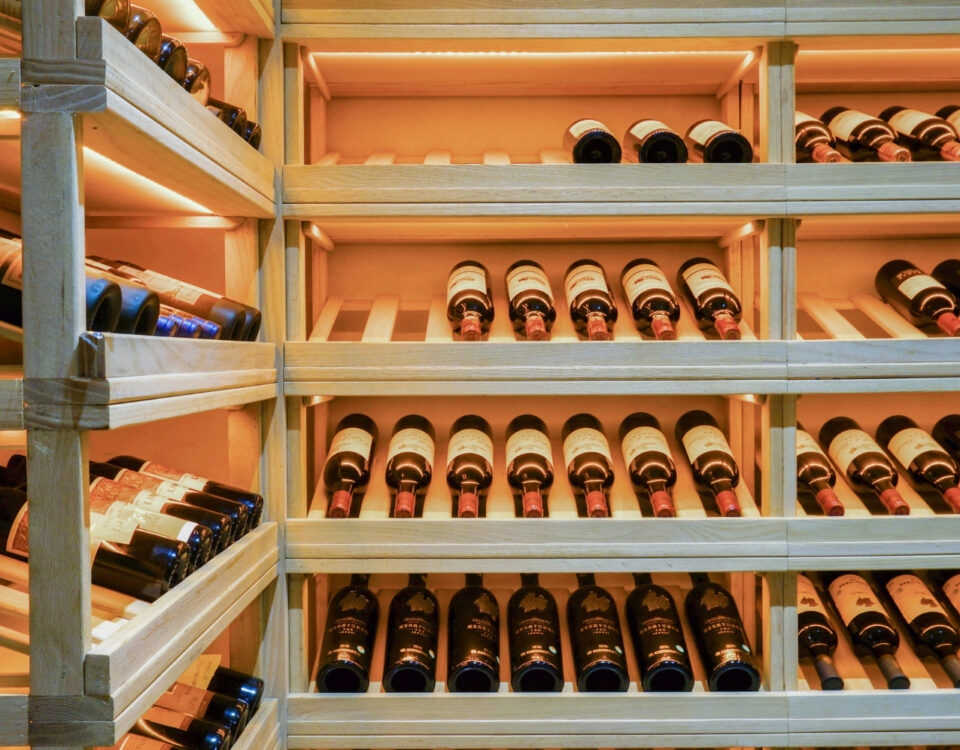 Como montar um canto do vinho seguro e funcional em casa