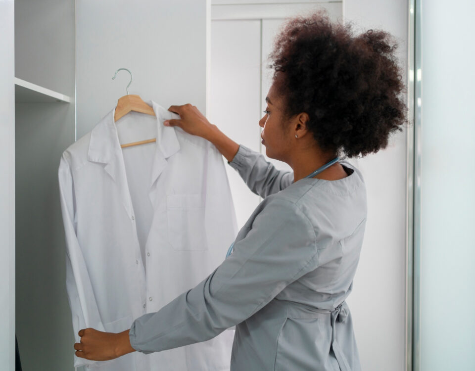 Onde guardar jalecos usados sem contaminar a casa?